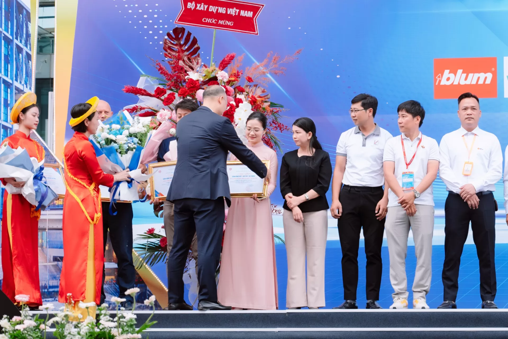 x-line-viet-nam-tham-gia-trien-lam-vietbuild-2025