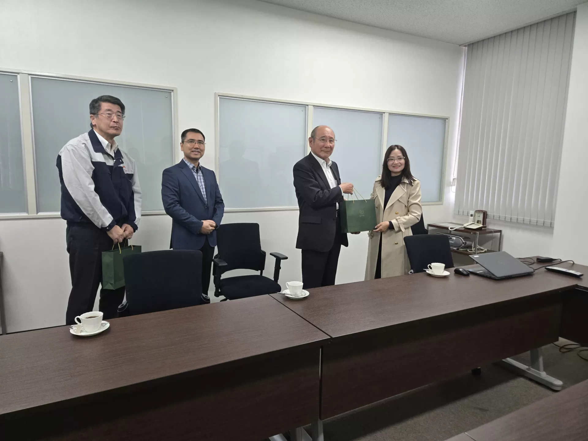  L&atilde;nh đạo c&ocirc;ng ty X-LINE đ&atilde; c&oacute; mặt tham quan trụ sở ch&iacute;nh nh&agrave; m&aacute;y Chofu